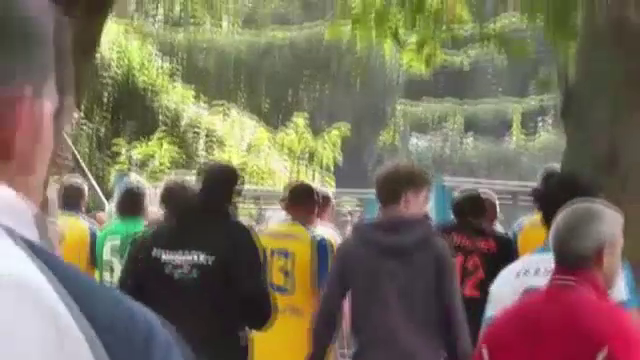 Câţiva suporteri ai CFR Cluj, mulţi dintre ei maghiari, au fost atacaţi din senin cu bate