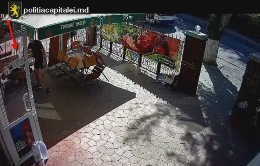 Moldovean filmat când fură un telefon din mers