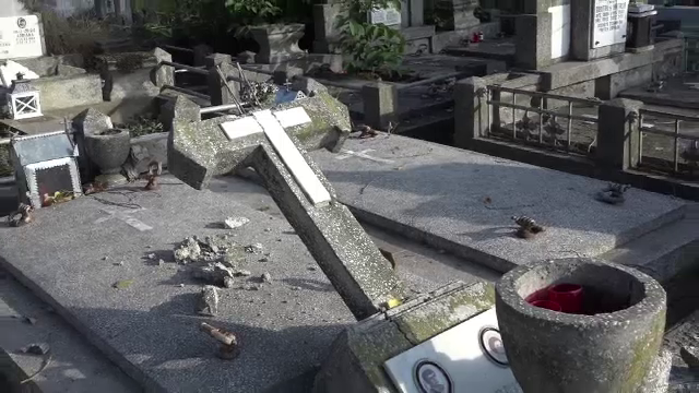 100 de morminte din Botoșani, vandalizate. ”Sunt sataniști. Au distrus cruci”