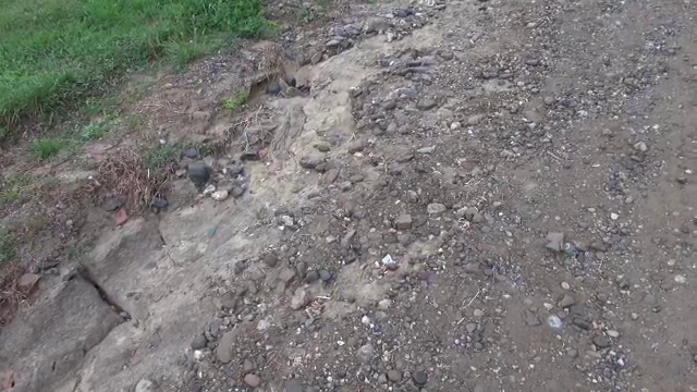 Starea jalnică a unui drum din Bacău i-a revoltat pe localnici. Ce răspuns au primit de la primărie