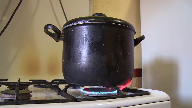 Doi frați mici din Dâmbovița, duși la spital, după ce s-au opărit cu ciorba de pe aragaz