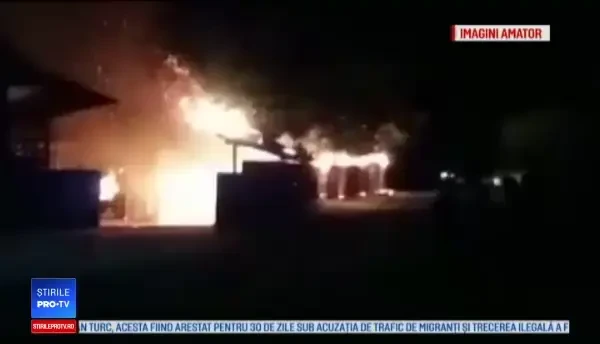 O hală de prelucrare a lemnului, distrusă de flăcări, în Argeș