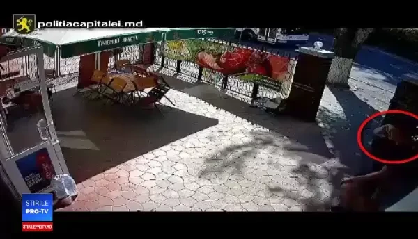 Moldovean filmat când fură un telefon din mers