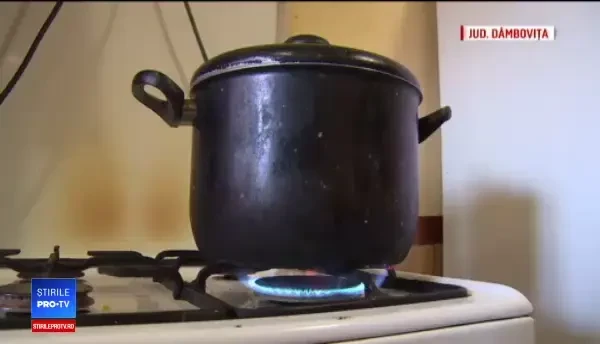 Doi frați mici din Dâmbovița, duși la spital, după ce s-au opărit cu ciorba de pe aragaz