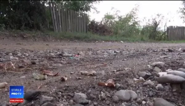 Starea jalnică a unui drum din Bacău i-a revoltat pe localnici. Ce răspuns au primit de la primărie