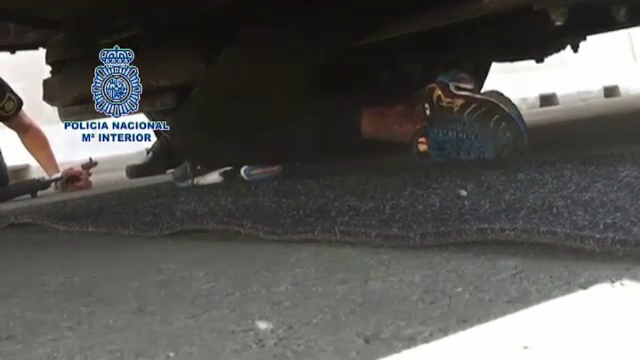 Un marocan a încercat să ajungă în Europa călătorind sub un autobuz