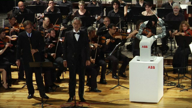 Andrea Bocelli a fost dirijat de un robot în timpul unui concert