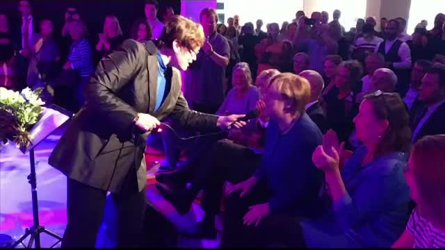 Angela Merkel a cântat la un eveniment din campania electorală