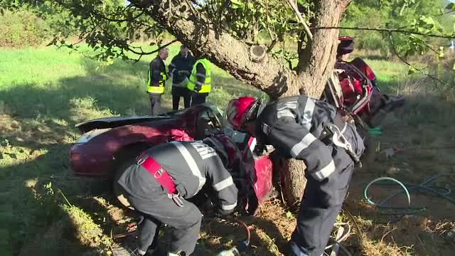 Englezi veniți să construiască locuinţe pentru săraci, implicați într-un accident provocat de denivelări