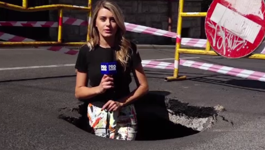 O mașină de gunoi s-a scufundat în asfalt, la Cluj. Cum s-a format groapa uriașă