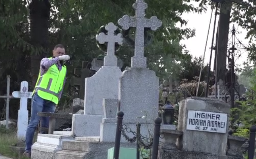 Unul dintre tinerii care au vandalizat cimitirul din Botoșani, prins de polițiști