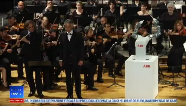 Un robot a dirijat o orchestră şi pe tenorul Andrea Bocelli, pentru un mic concert susţinut la Pisa, în Italia.
