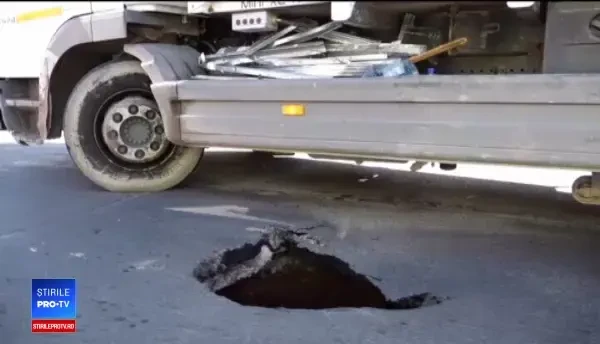 O mașină de gunoi s-a scufundat în asflat, la Cluj. Cum s-a format groapa uriașă