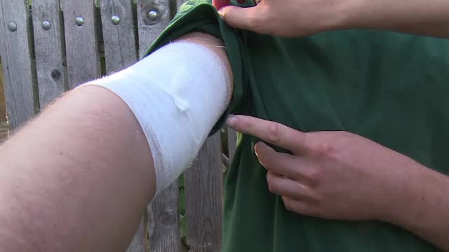 Şi-a înjunghiat fiul pentru că acesta îşi apăra bunica