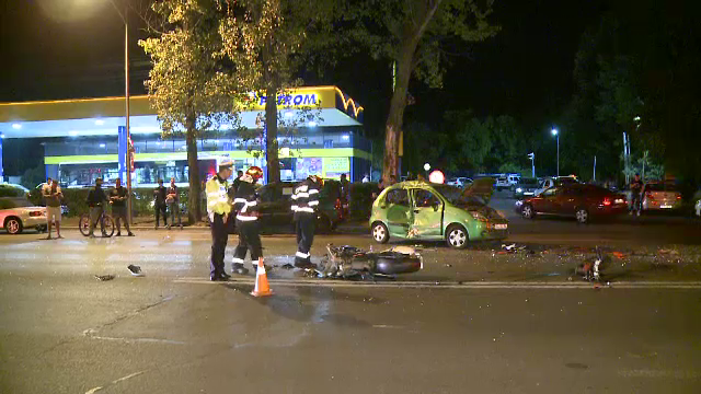 Motociclist rănit grav, după ce o șoferiță a întors pe linie dublă continuă