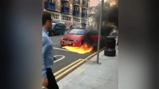 O maşină în flăcări a luat-o la vale pe o stradă din Londra