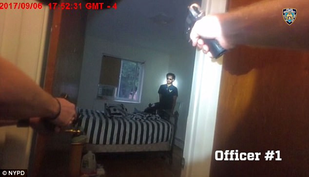 Momentul în care un tânăr este împuşcat de câţiva poliţişti din New York, făcut public. VIDEO