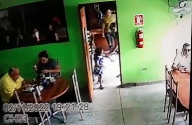 A mers în bar pentru a executa un alt bărbat. Gestul făcut de criminal înainte de atac