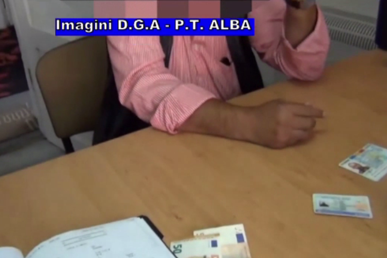 Bărbat prins în flagrant încercând să dea mită unui polițist. ”Să bea o bere”