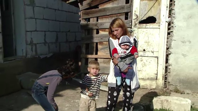 O familie cu 5 copiii, din Cluj, pe drumuri, după ce casa a fost distrusă de furtună