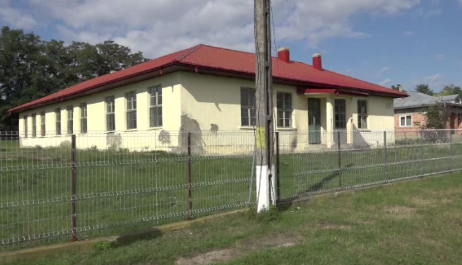 Școlile renovate de statul român care stau închise. De ce nu pot fi transformate în altceva