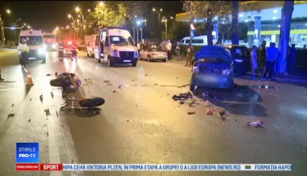 Motociclist rănit grav, după ce o șoferiță a întors pe linie dublă continuă