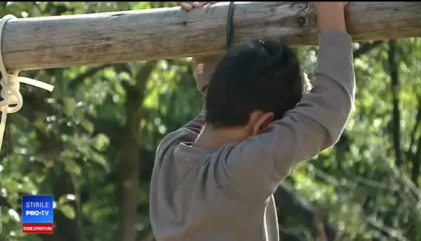 O familie cu 5 copiii, din Cluj, pe drumuri, după ce casa a fost distrusă de furtună