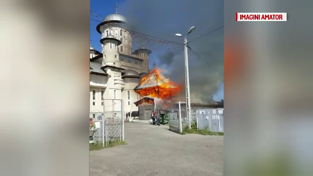 Un incendiu puternic a mistuit o biserica veche din Bacău