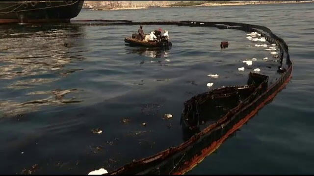 Operaţiune de urgenţă lângă Atena, după naufragiul unui petrolier. Oficialii vorbesc despre un dezastru ecologic
