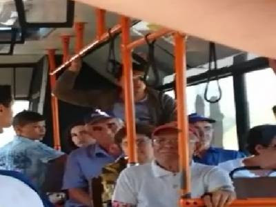 Bătrâni la un pas să fie luaţi la bătaie de un adolescent, pentru că au închis geamul în autobuz. VIDEO