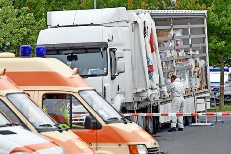 Camion turcesc cu 51 de migranți la bord oprit de poliţia germană. În ce stare erau