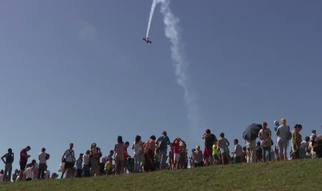 Spectacol aviatic pe Lacul Morii din București. Sute de spectatori au aplaudat