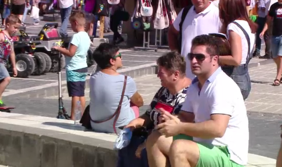 Vremea caldă a atras la munte mai mulți turiști decât în sezon. ”Vând azi 300 kg de înghețată”