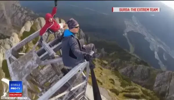 S-au filmat în timp ce stăteau suspendaţi pe vârful Crucii Caraiman. ”Dumnezeu ne-a dat permisiunea”