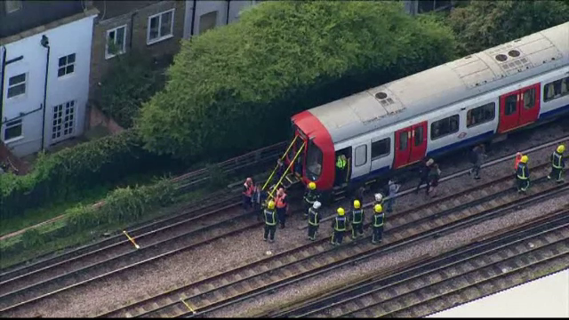 Poliţia britanică nu exclude deocamdată existenţa mai multor autori ai atacului cu bombă artizanală de vineri