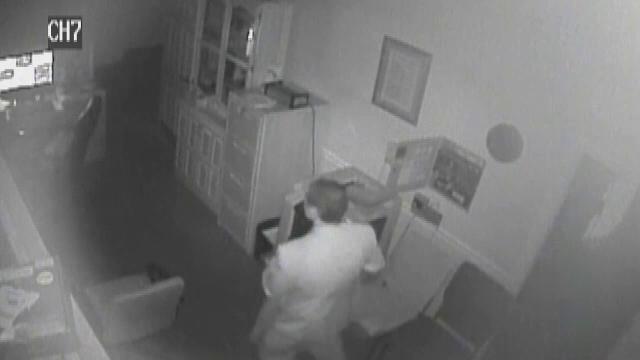 Un hoț s-a îmbrăcat cu hainele unui mort după ce a jefuit o firmă de pompe funebre