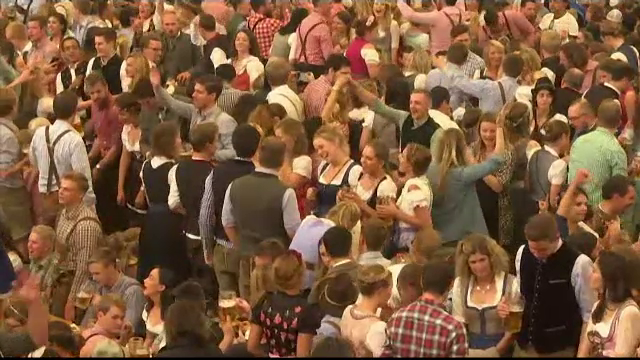 A început Oktoberfest, unul dintre cele mai mari festivaluri ale berii din lume