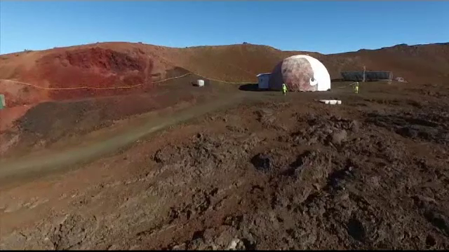 Şase oameni, care au trăit opt luni izolaţi, simulând o misiune pe Marte, se întorc la civilizaţie