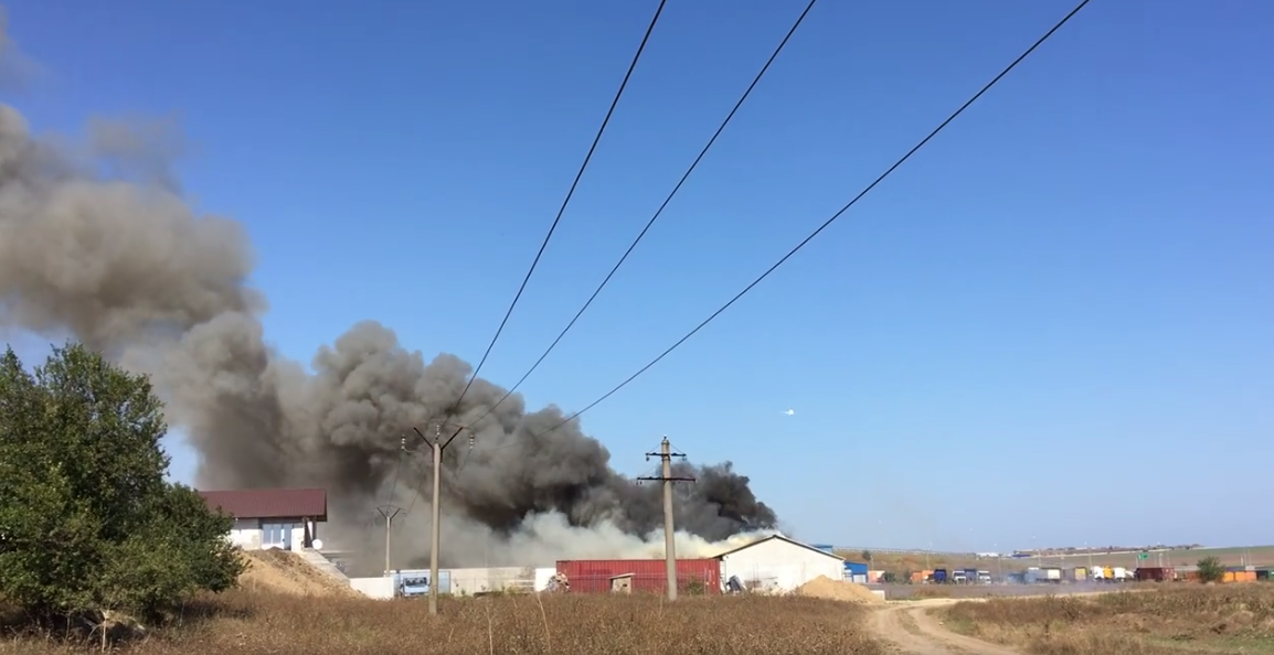 Incendiu la un depozit de artificii din Agigea. O persoană a fost rănită. VIDEO