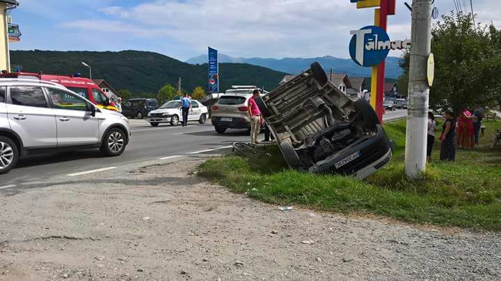 Microbuz cu pasageri, răsturnat pe DN 7, în Sibiu, după ce a acroşat un biciclist