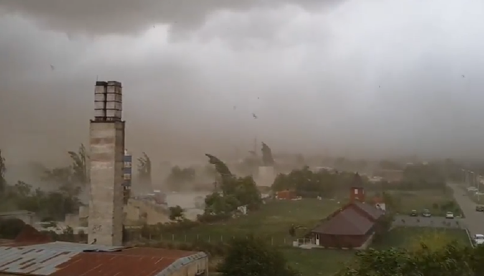 Furtună violentă în vestul țării, 8 oameni au murit și 67 au fost răniți. Vântul a depășit 100 de km/h