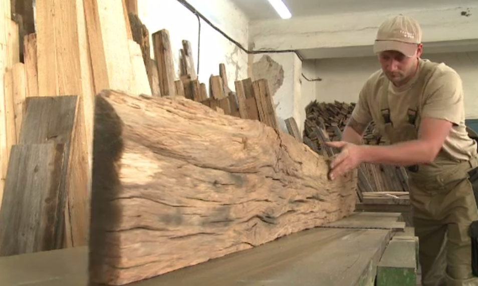 Artiștii care transformă lemnul vechi în obiecte de mobilier unice