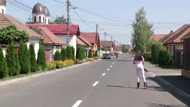 Paradox românesc: orașe cu toalete în spatele curții și sate ultramoderne