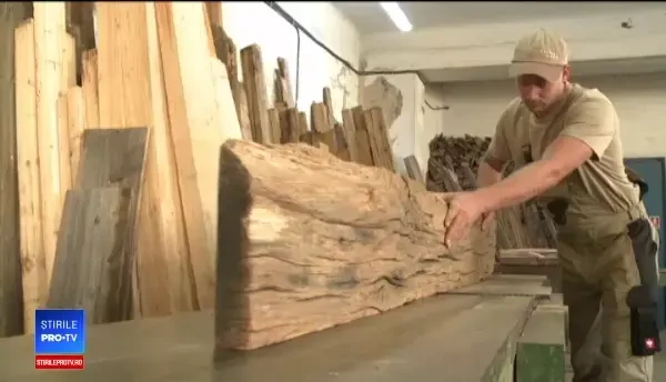 Artiștii care transformă lemnul vechi în obiecte de mobilier unice