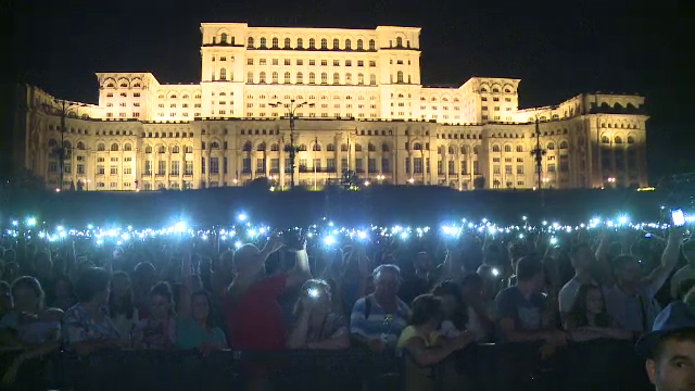 Mii de oameni au vibrat pe muzică celor mai în vogă artişti români, în Piaţă Constituţiei