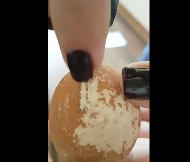 Ouă vopsite într-un hipermarket din Piatra Neamț. Ce a filmat o femeie