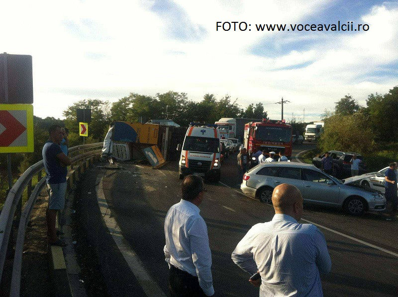 Accident grav pe DN 7: un TIR a căzut peste maşina trupei DJ Project