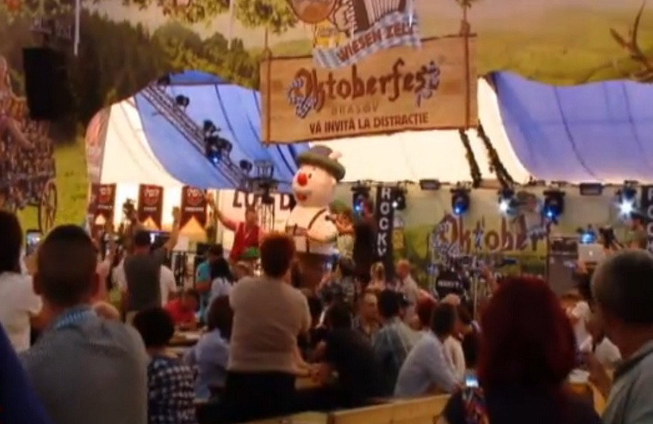 (P) Iubitorii de bere Ciucaş au făcut un lanţ uman la Oktoberfest