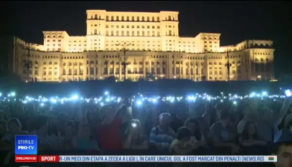 Mii de oameni au vibrat pe muzică celor mai în vogă artişti români, în Piaţă Constituţiei