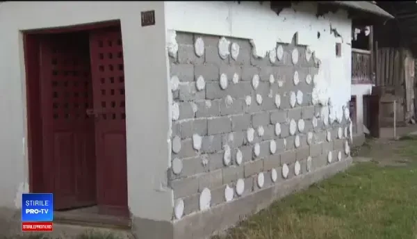 Un bărbat ţine sub teroare un sat din Gorj. A pus berea pe maşina poliţiştilor